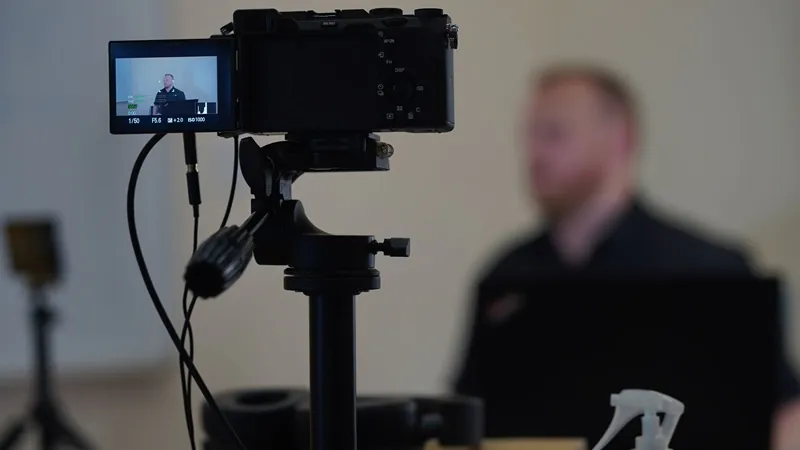 Câmera gravando uma pessoa durante a produção de um vídeo curto