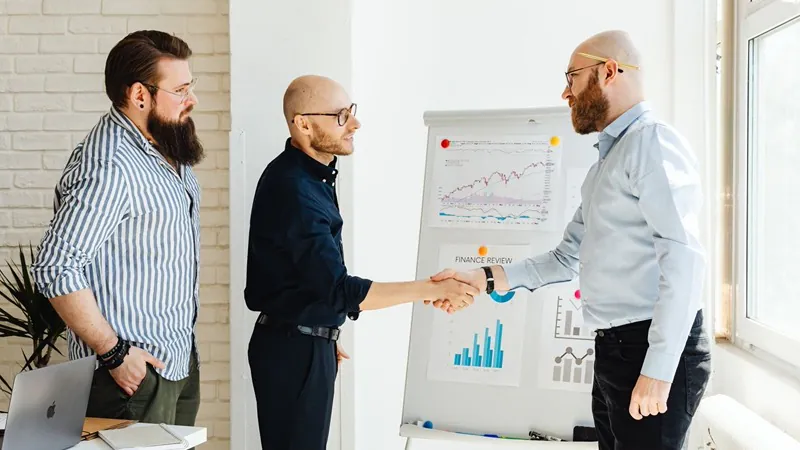Time comercial em reunião de vendas na frente do quadro branco