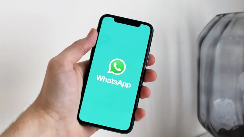 Pessoa respondendo mensagens de cliente no WhatsApp pelo celular