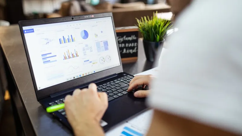 Notebook mostrando gráficos e indicadores de uma análise de dados