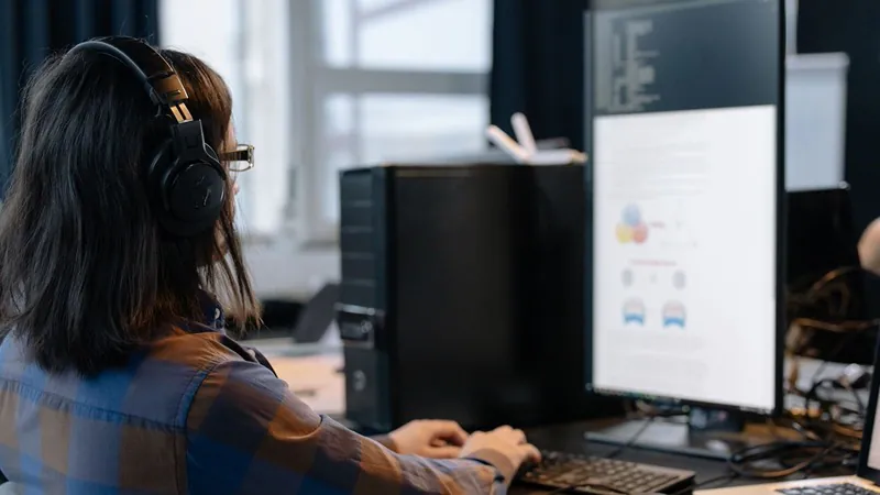 Profissional montando fluxos de trabalho no computador, em um escritório