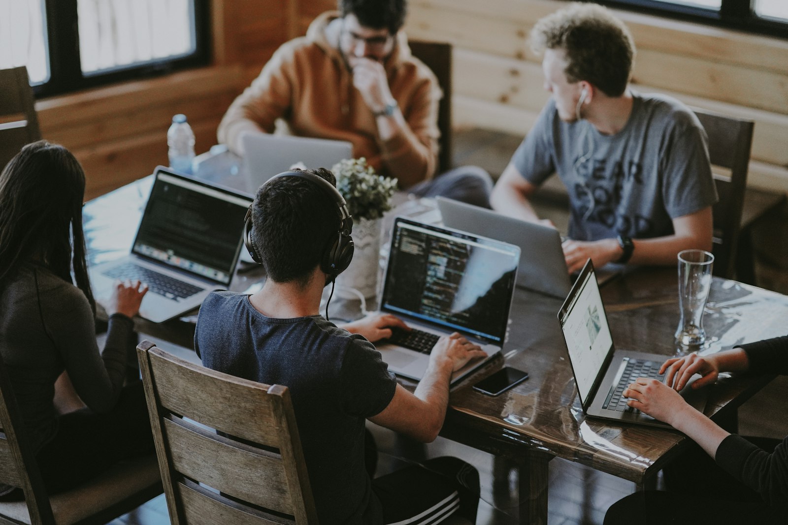 Grupo de pessoas aprendendo a usar inteligência artificial no computador