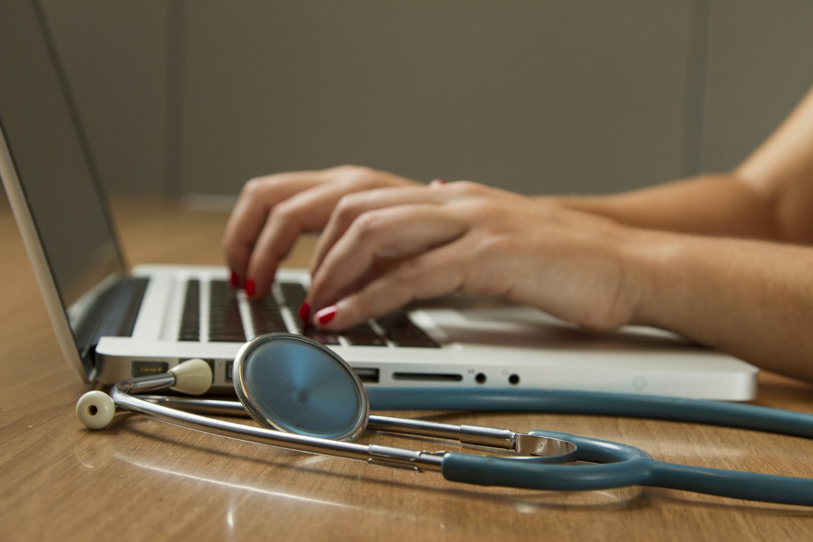 Profissional de saúde usando computador durante o atendimento em uma clínica