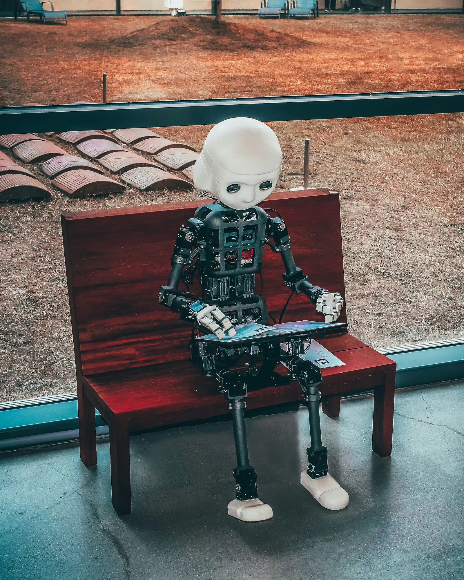Pequeno robô sobre uma mesa, simbolizando o uso de automação com IA no dia a dia
