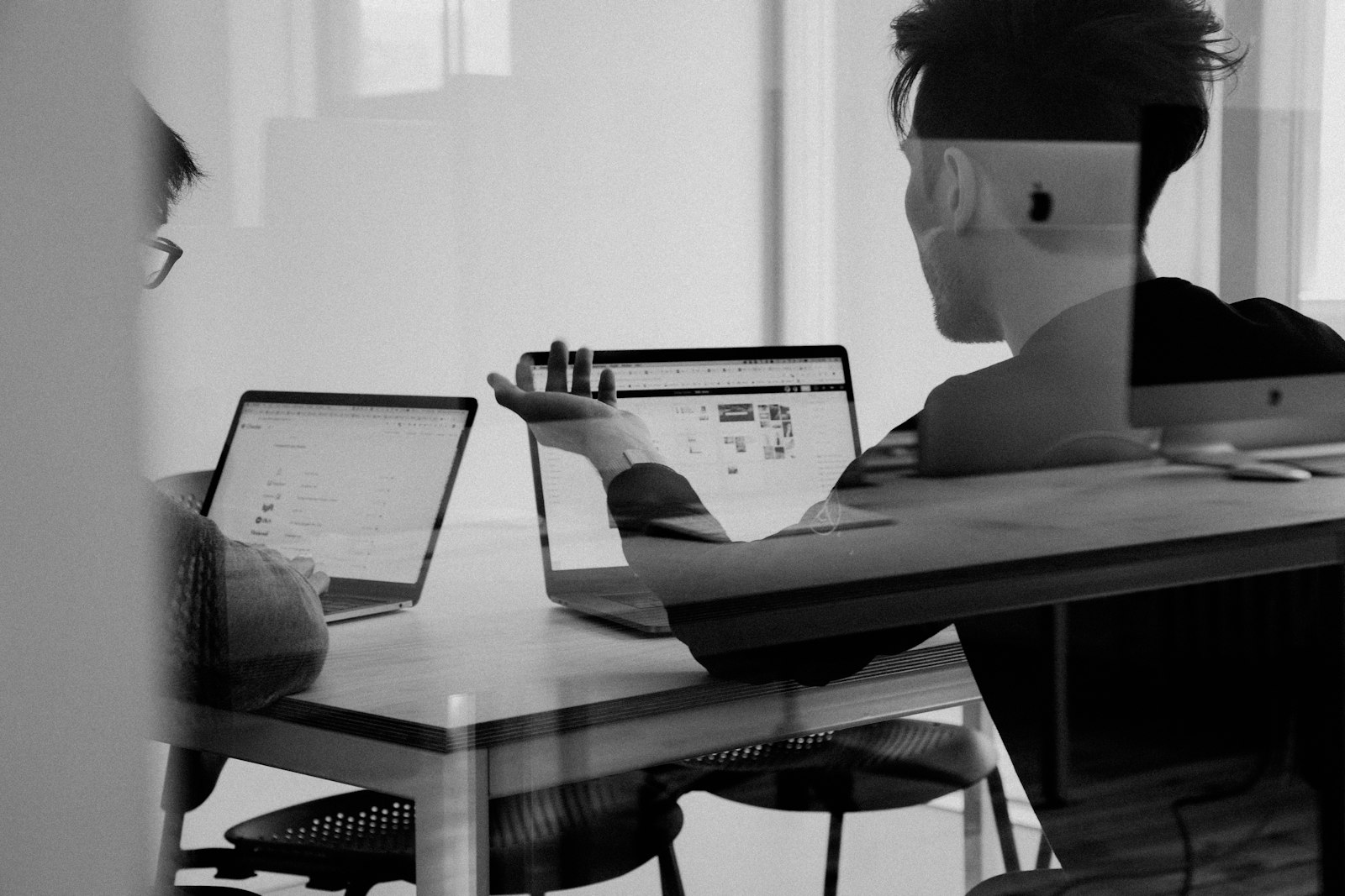 Pessoa digitando em um notebook para escrever um prompt para a IA