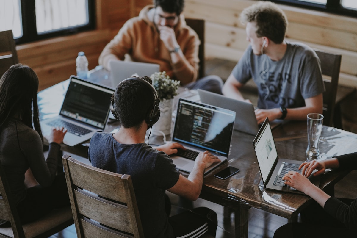 Equipe empresarial usando inteligência artificial para automatizar processos