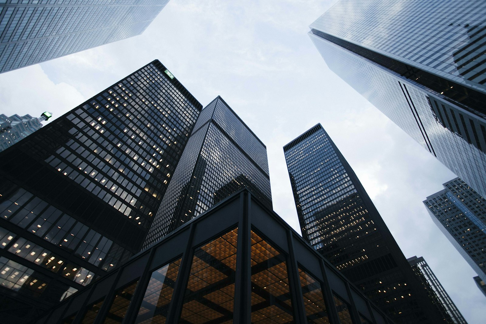 Prédios corporativos, representando o treinamento de IA in company