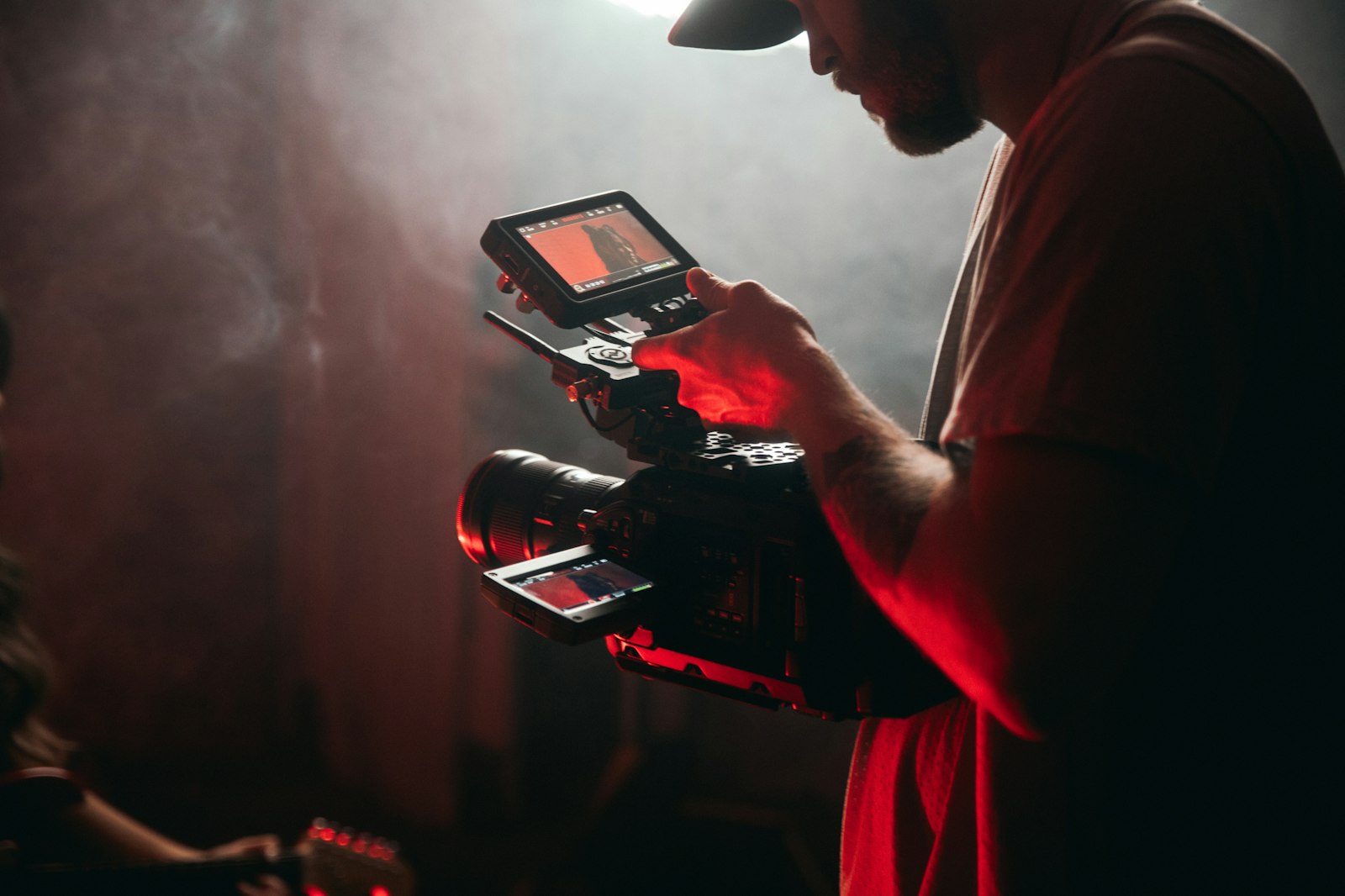 Criador segurando uma câmera de vídeo para produzir conteúdo