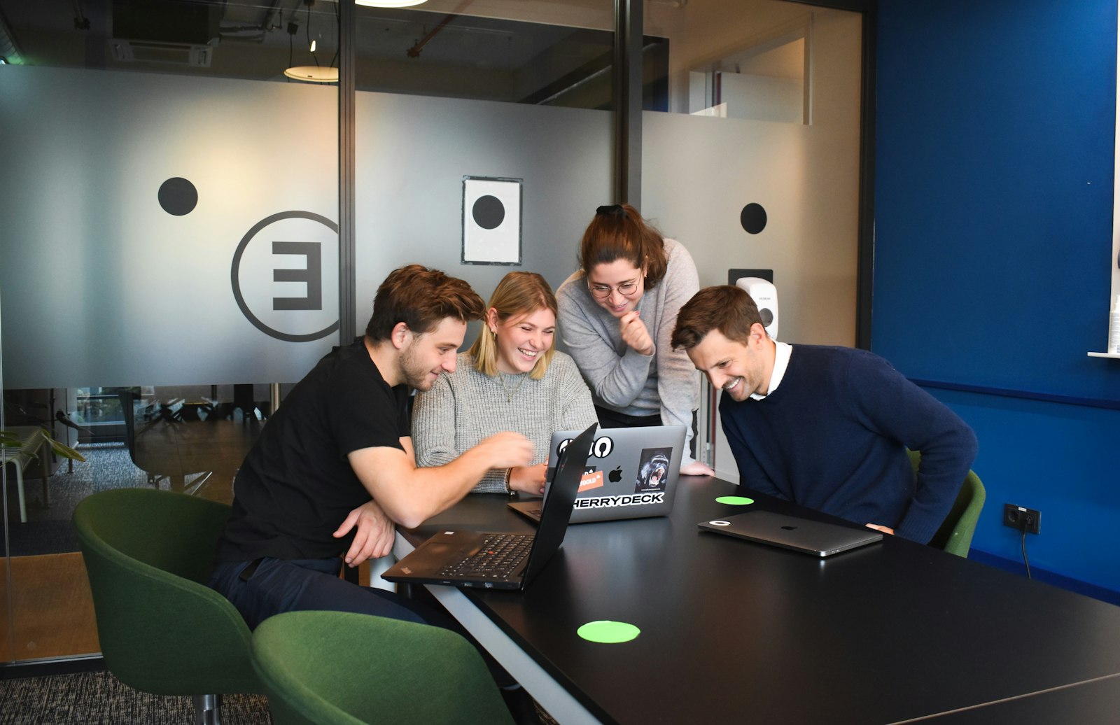Equipe trabalhando com laptops, usando inteligência artificial no ambiente corporativo