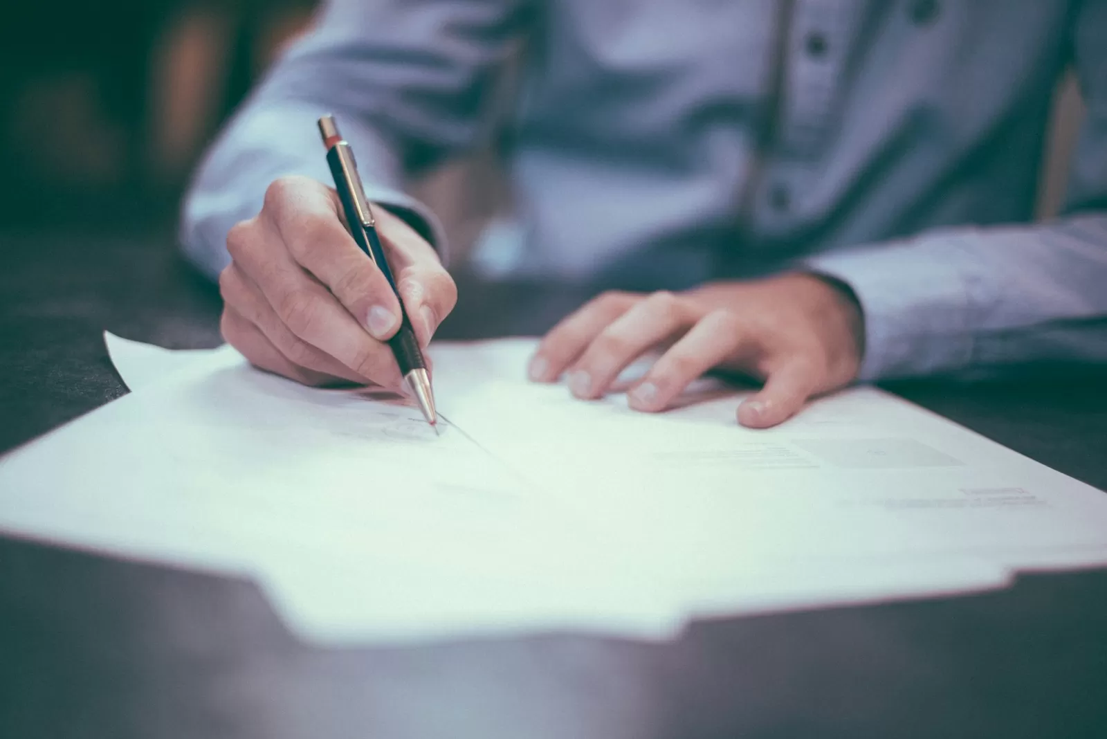 Calculadora e documentos financeiros representando o custo de um projeto de automação