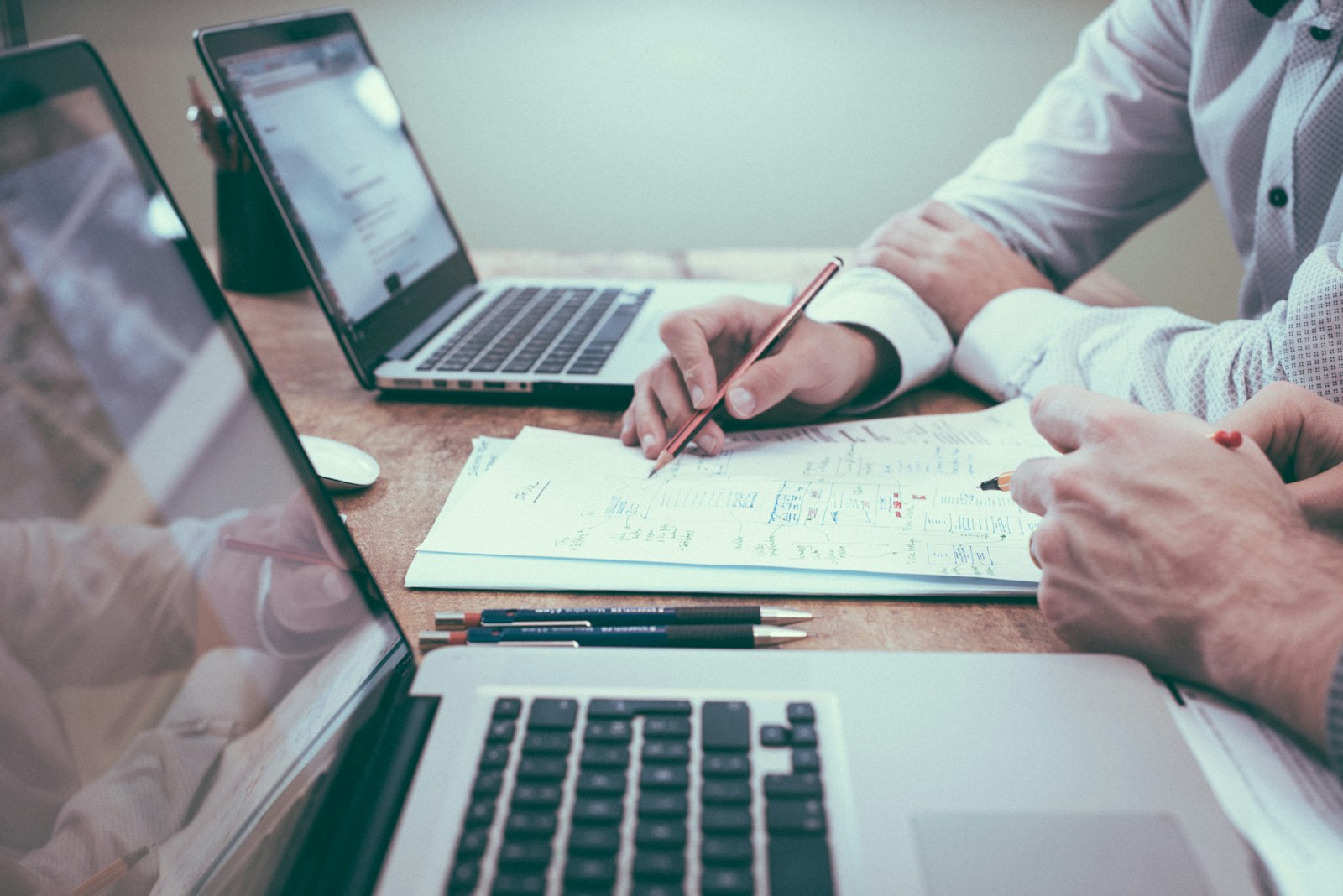 Reunião de trabalho analisando processos e problemas de automação