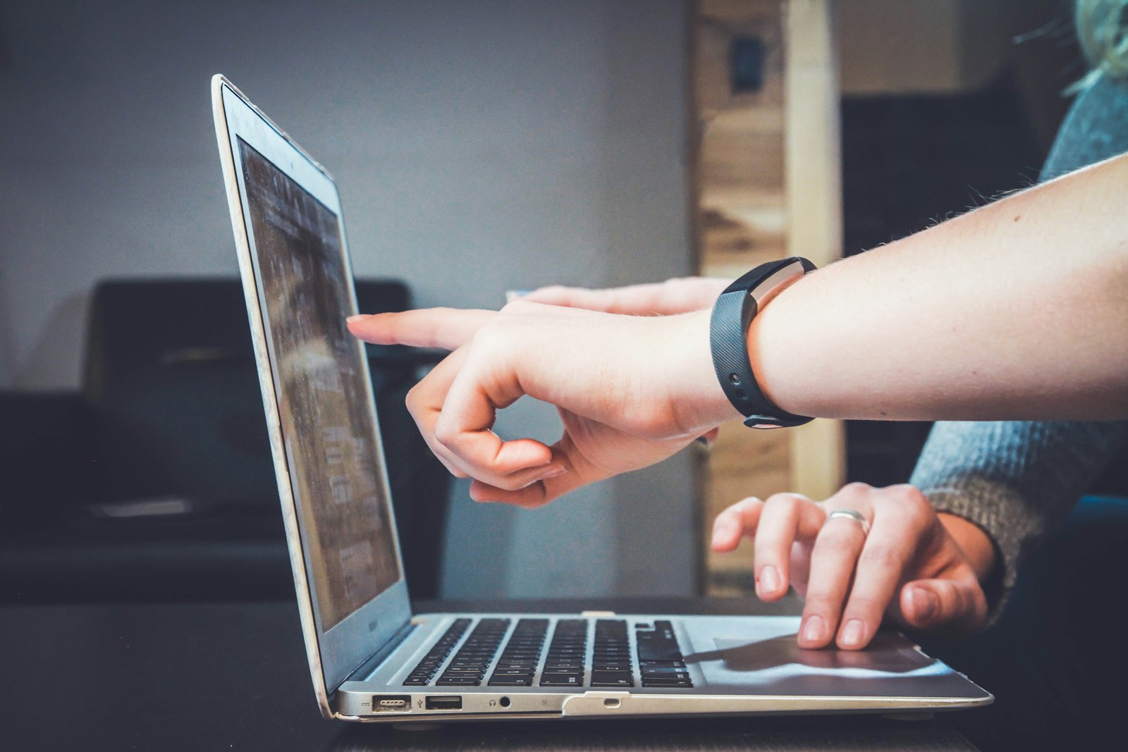 Texto digital sendo analisado por sistema de verificação de origem de conteúdo