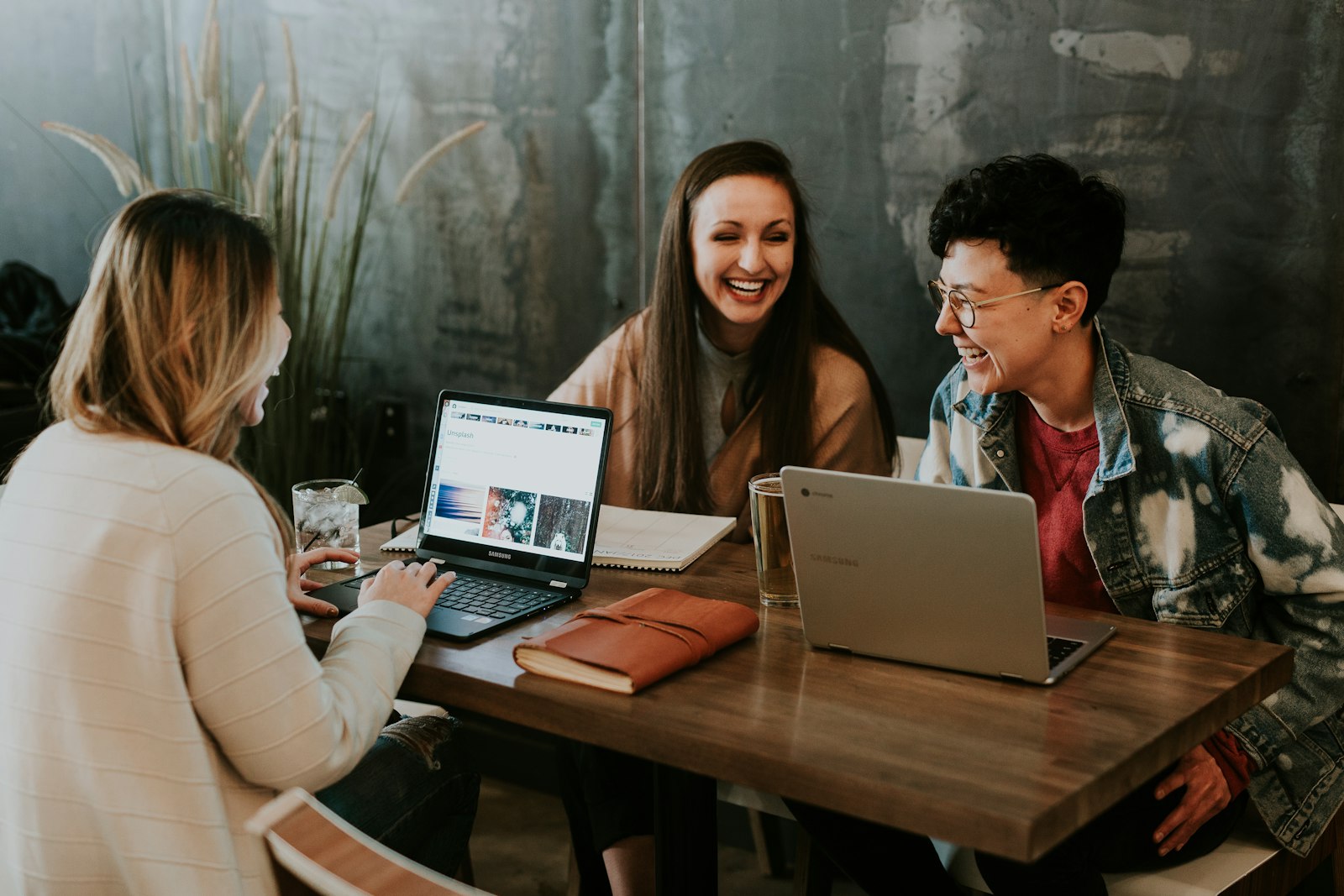 Profissionais aprendendo a aplicar inteligência artificial no trabalho durante uma aula prática