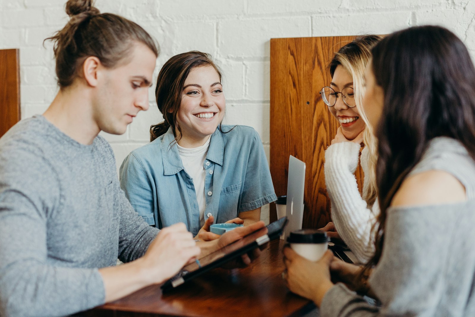 Grupo de pessoas conversando, avaliando fazer um curso de inteligência artificial