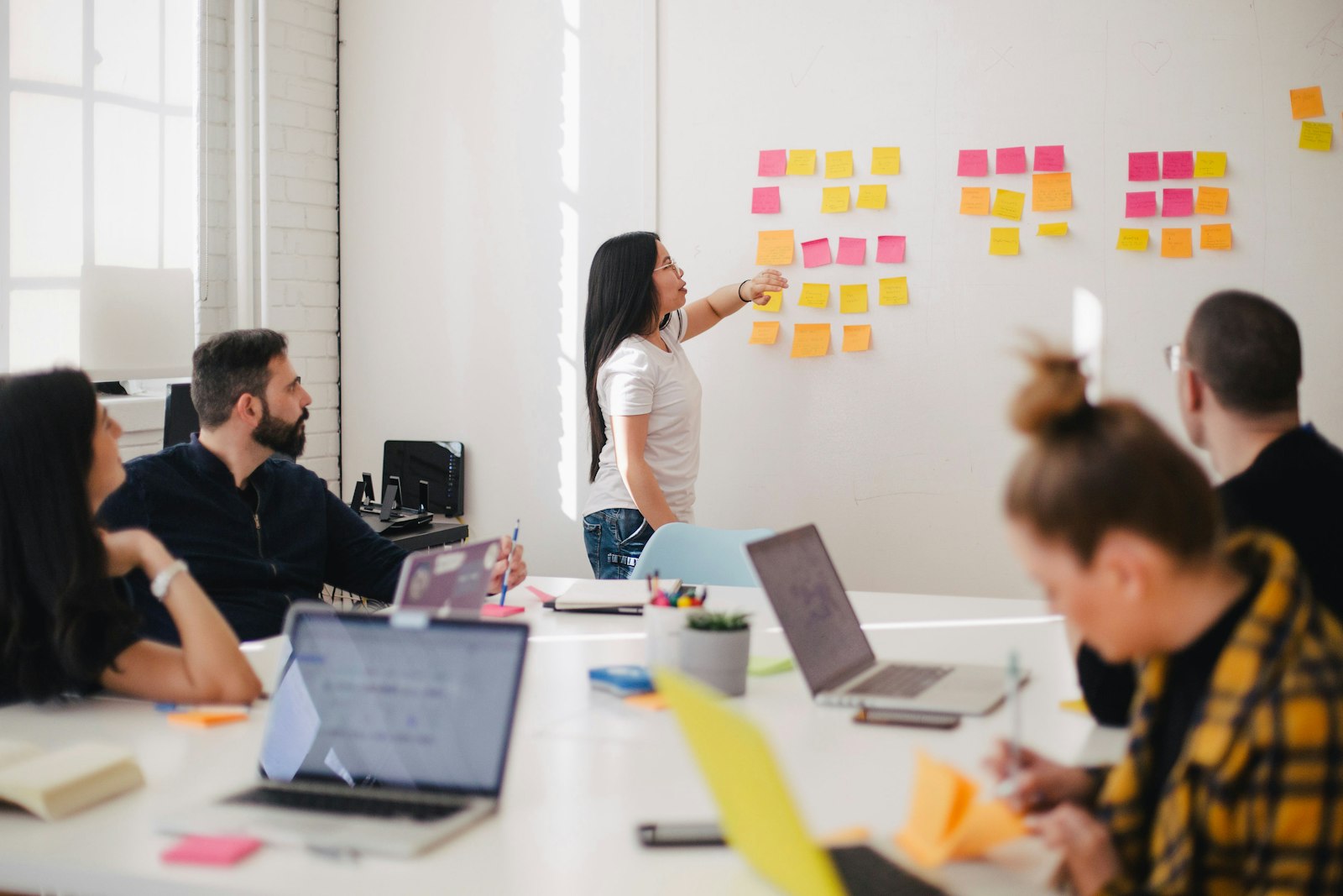 Equipe de consultoria em inteligência artificial planejando a implantação em uma empresa