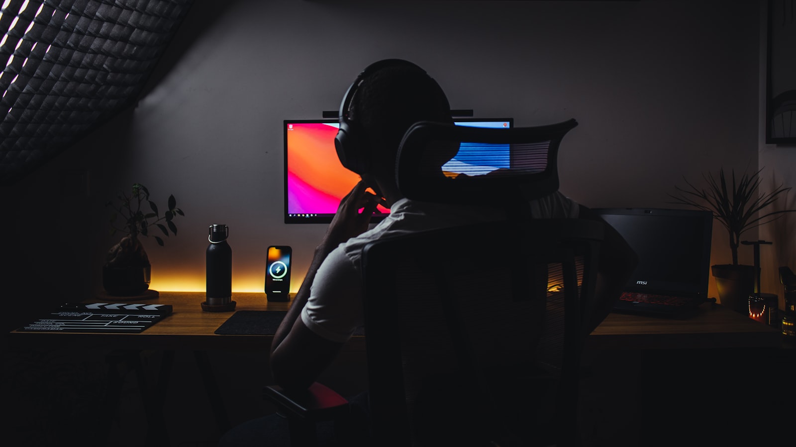 Pessoa estudando em frente ao computador, aprendendo a usar inteligência artificial