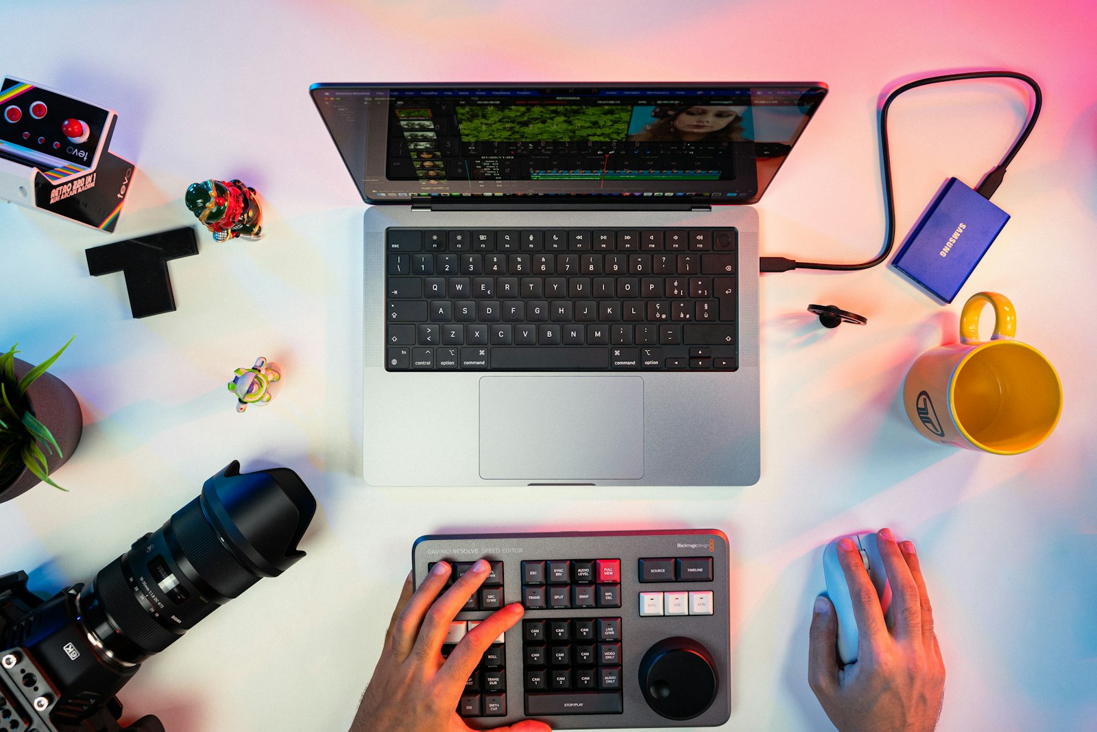 Pessoa digitando em um teclado, escrevendo um prompt para a inteligência artificial