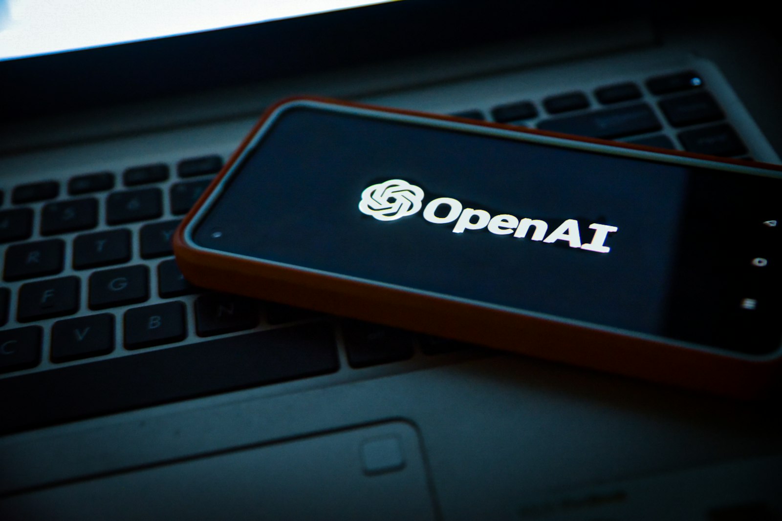 Empresário consultando assistente de inteligência artificial para escolher um fornecedor