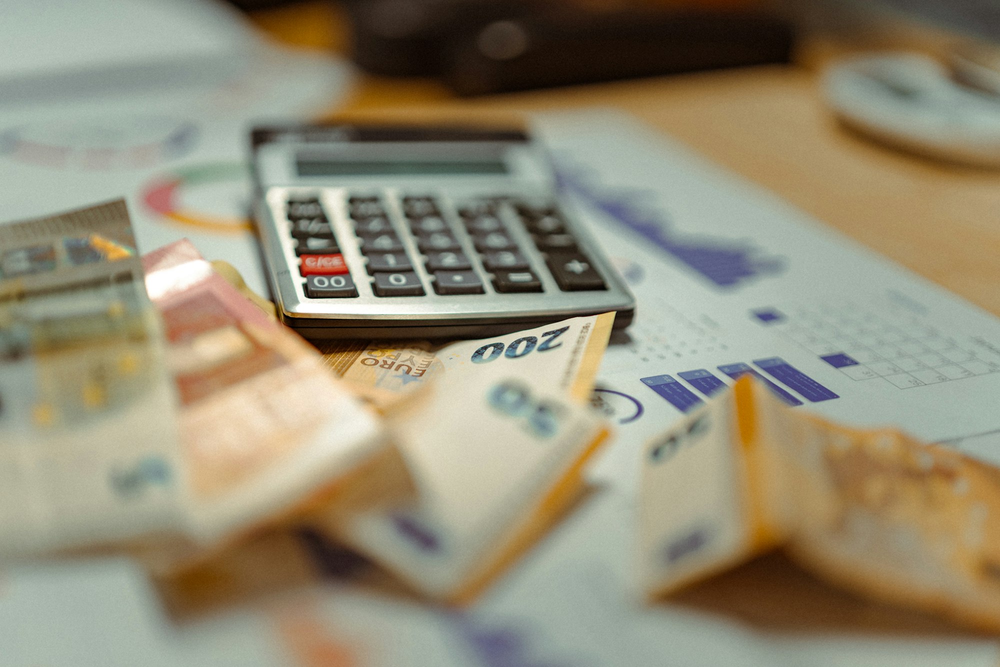 Calculadora sobre notas de dinheiro representando o cálculo de faturamento com automação