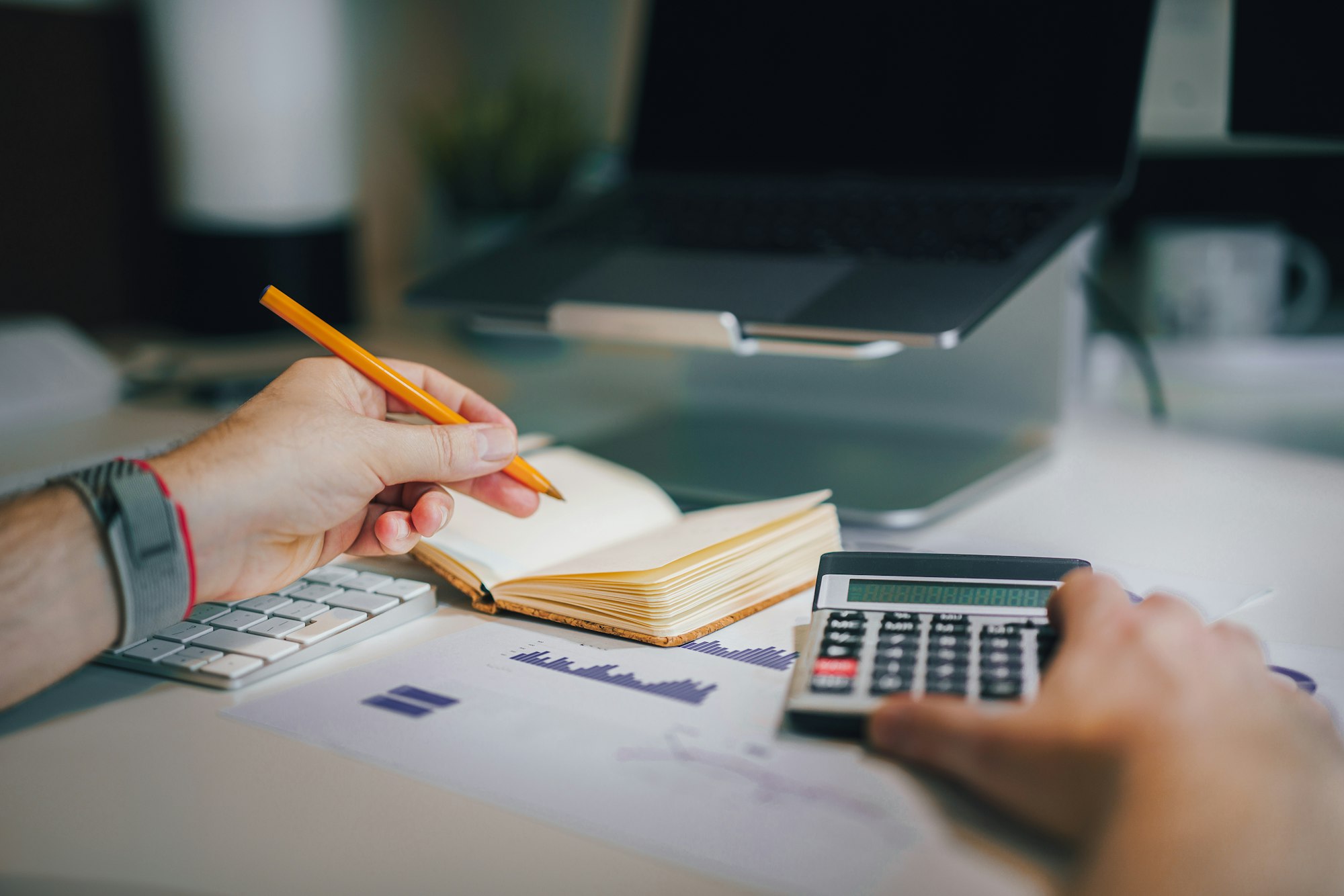 Empresário calculando o custo e o retorno de um projeto de automação com IA