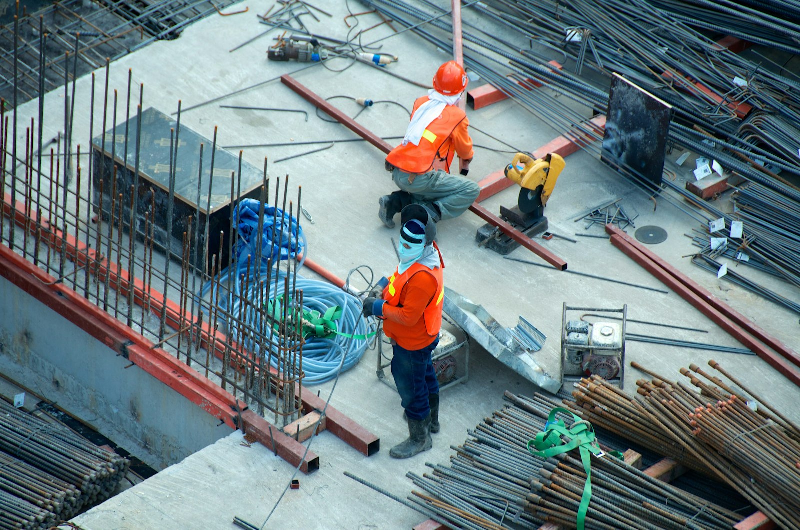 Trabalhadores em canteiro de obras de construção civil no Brasil