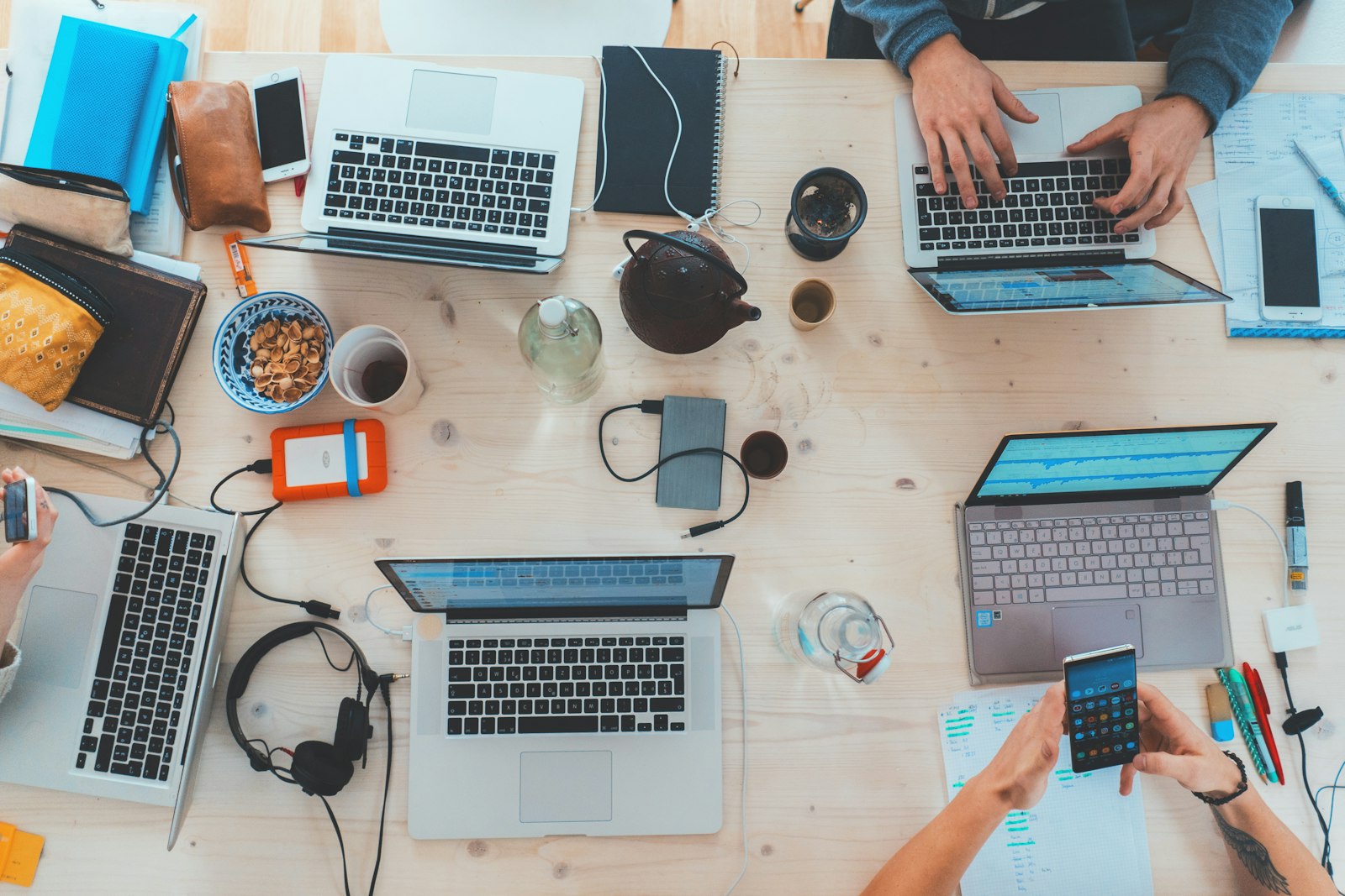 Profissional analisando cenários e decisões estratégicas de uma empresa