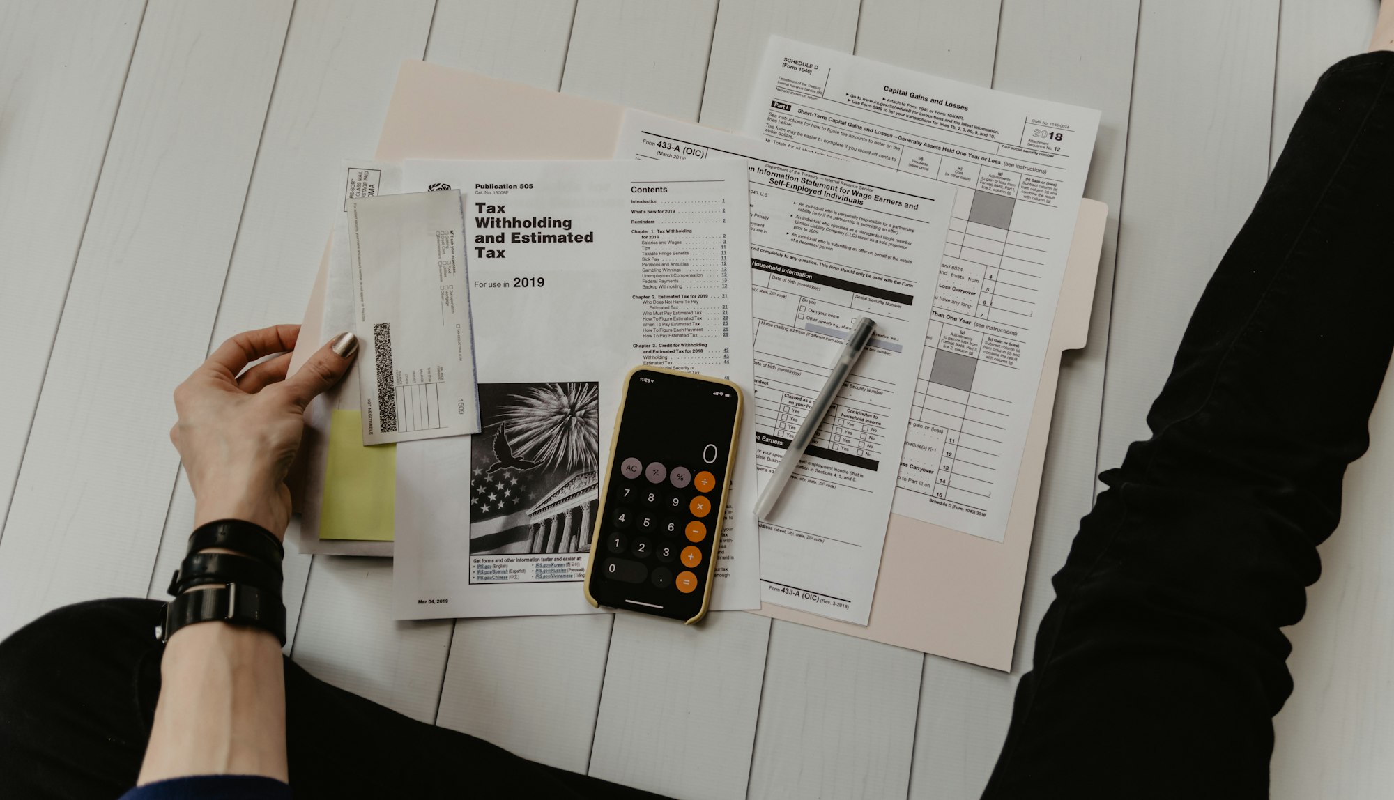 Pessoa fazendo contas com calculadora e papel para avaliar o custo de automação com IA