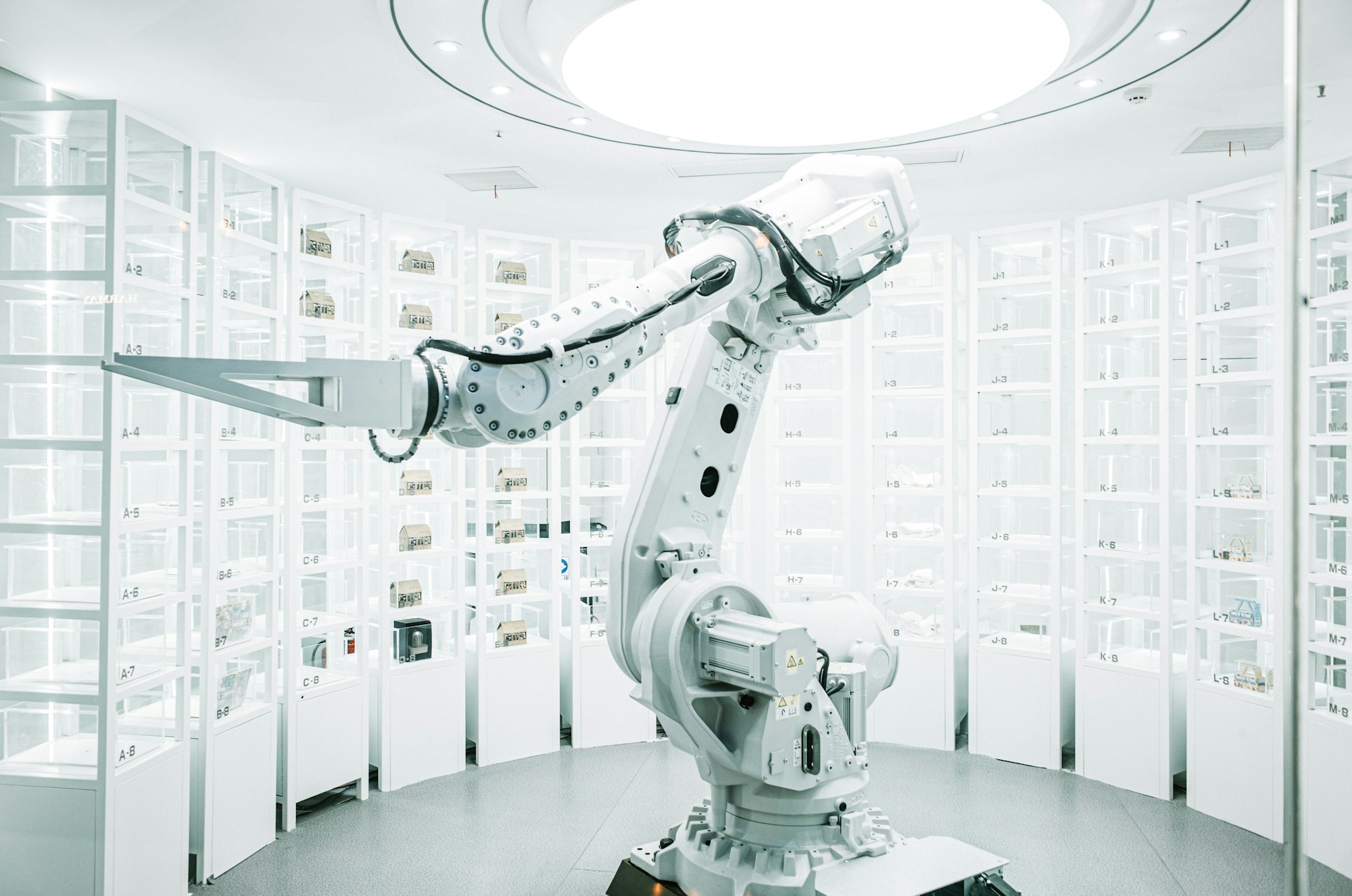 Braço robótico em exposição, representando o investimento em automação com inteligência artificial
