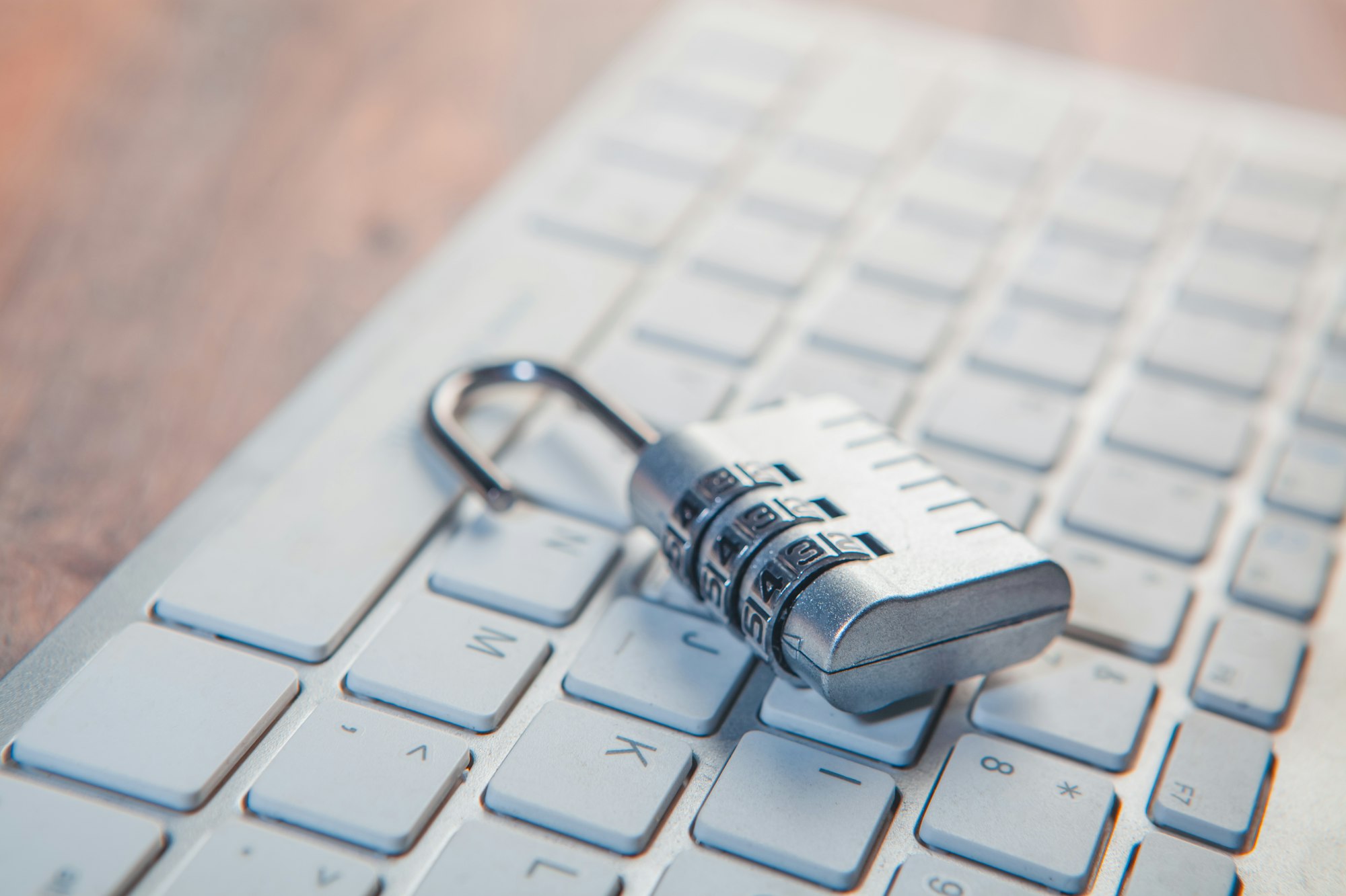 Cadeado sobre teclado de computador representando a proteção de dados no uso de IA nas empresas