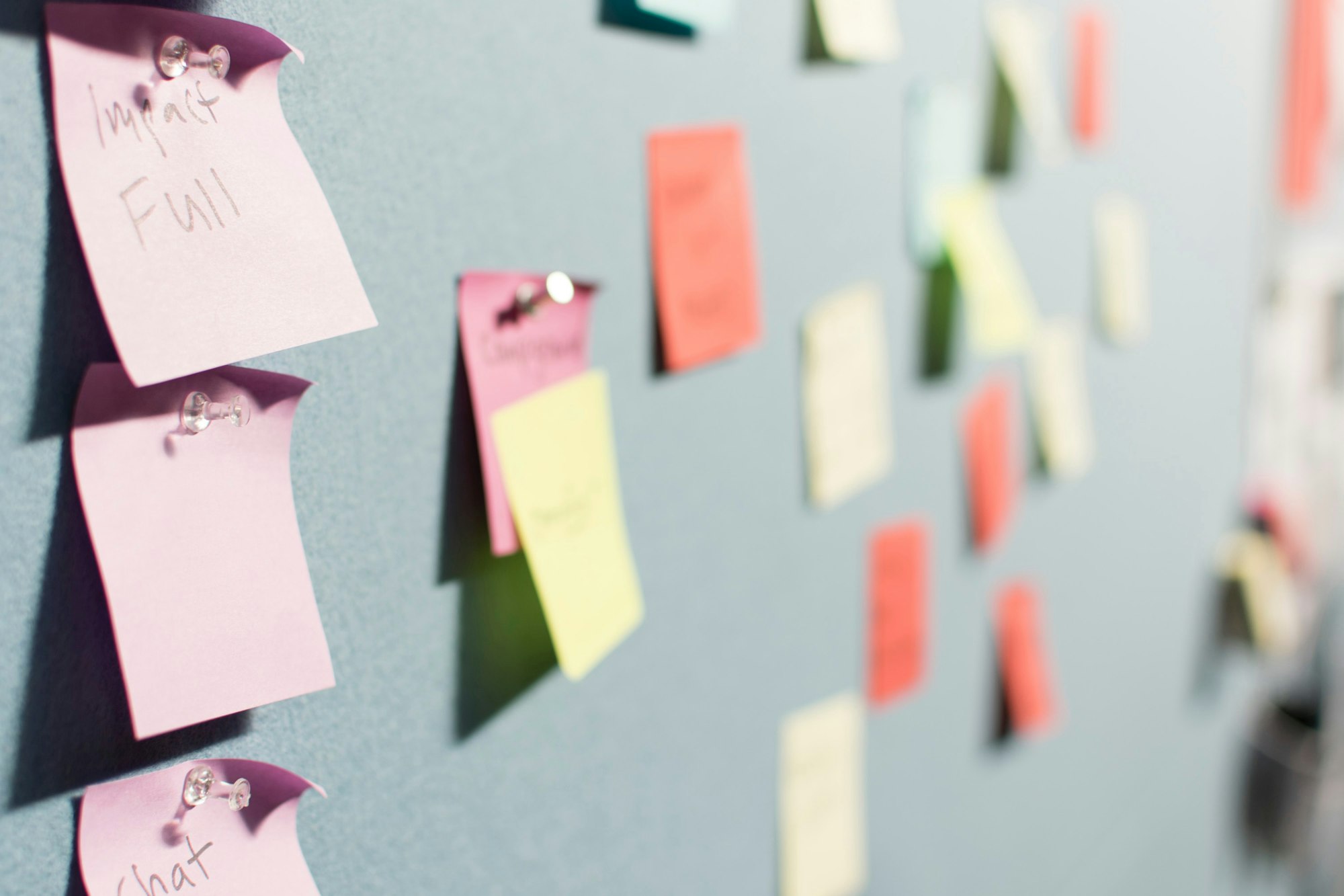 Post-its coloridos em um quadro, representando o vocabulário registrado para revisão pelo tutor de inglês