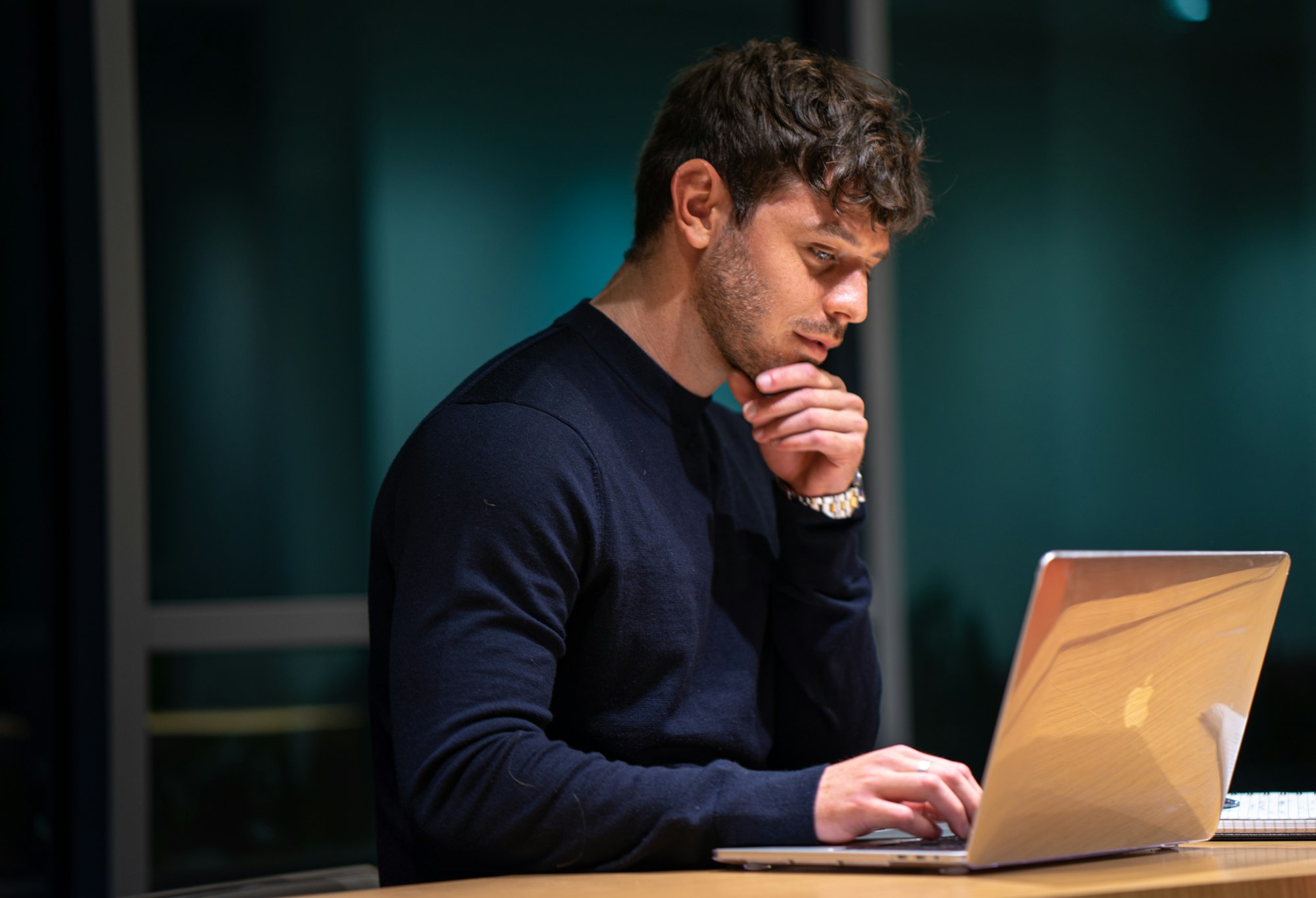 Empresário diante do notebook analisando cenários antes de tomar uma decisão