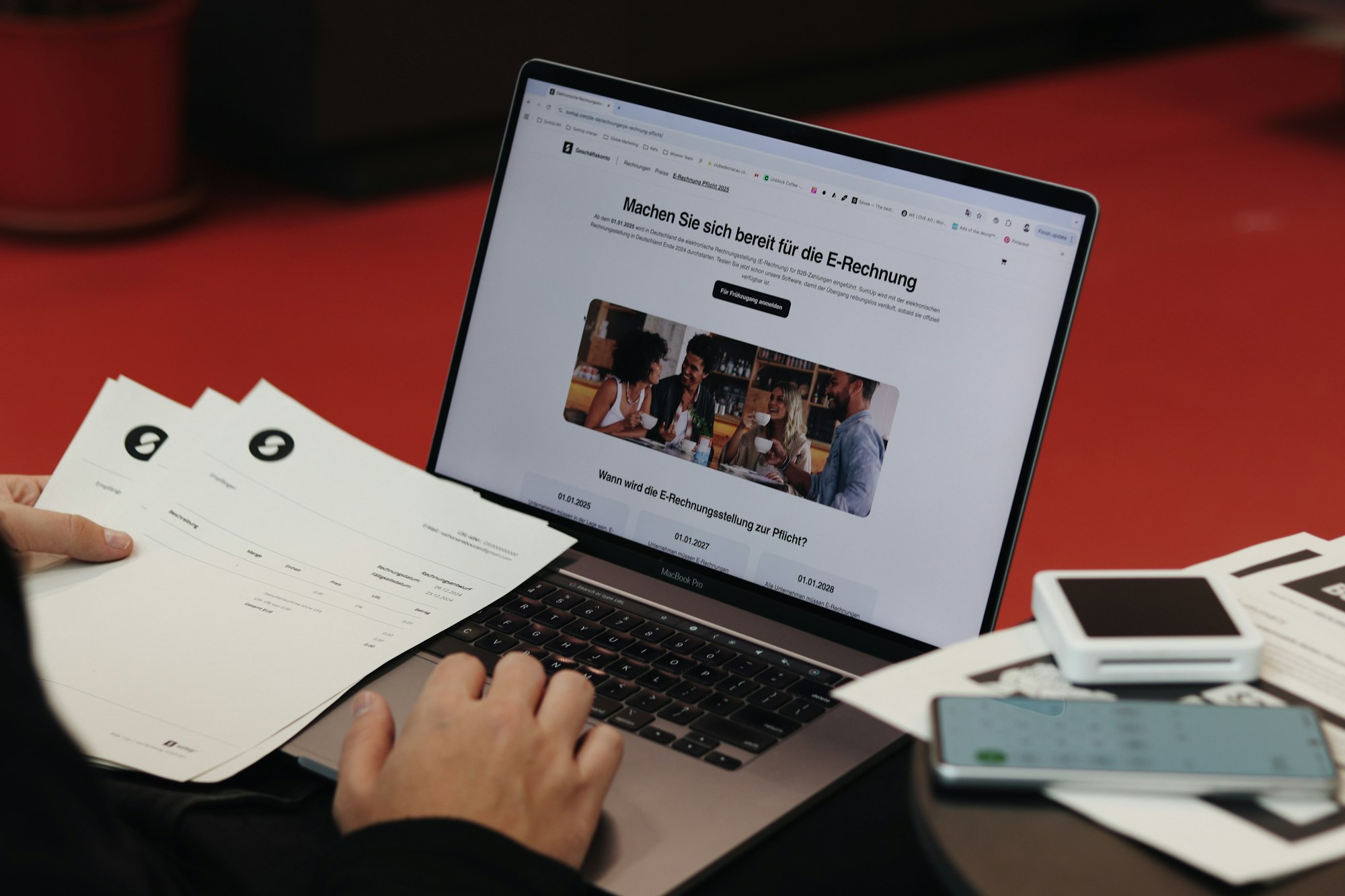 Profissional diante do notebook avaliando oportunidades de automação no mercado