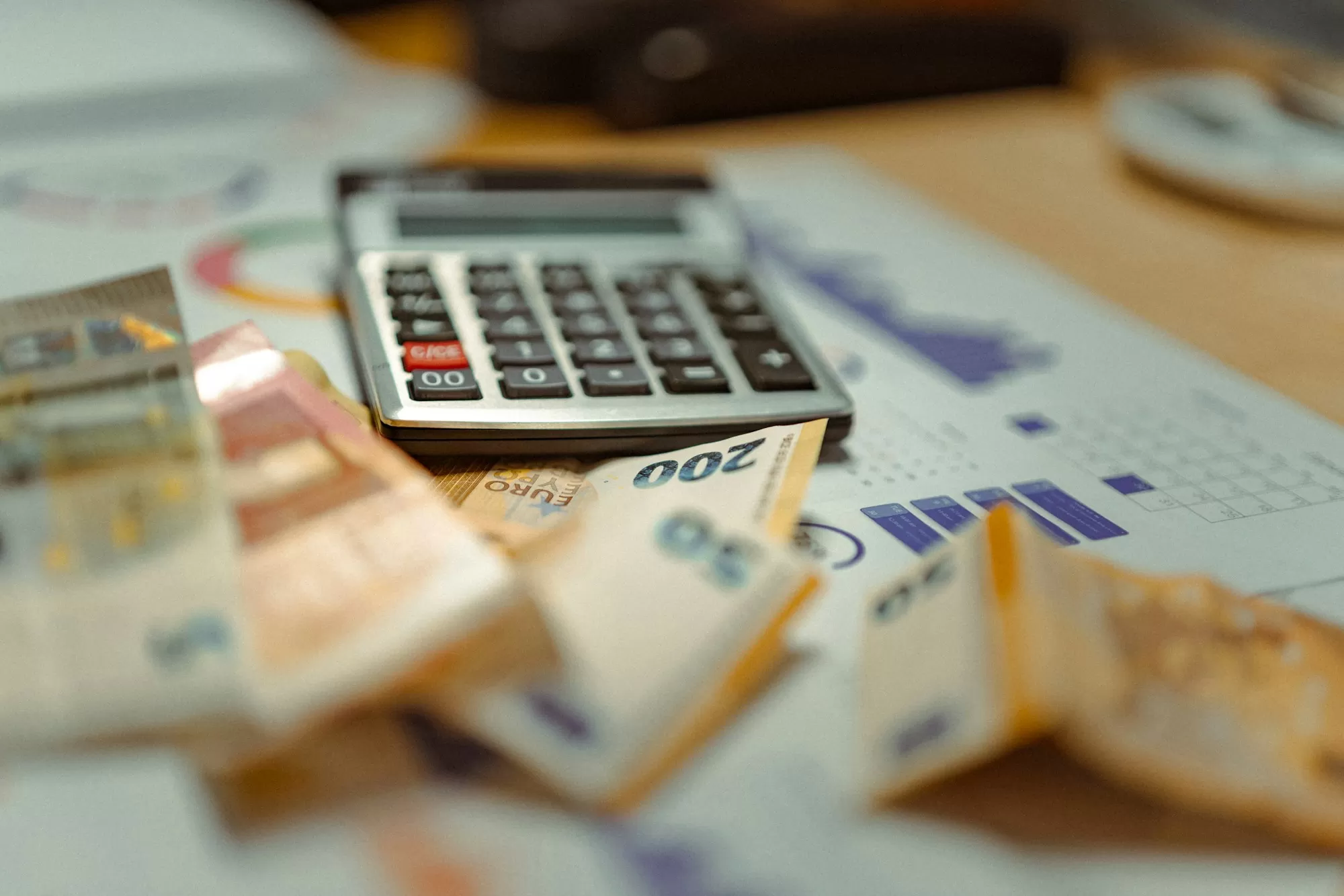 Calculadora sobre notas de dinheiro representando o cálculo de faturamento com automação