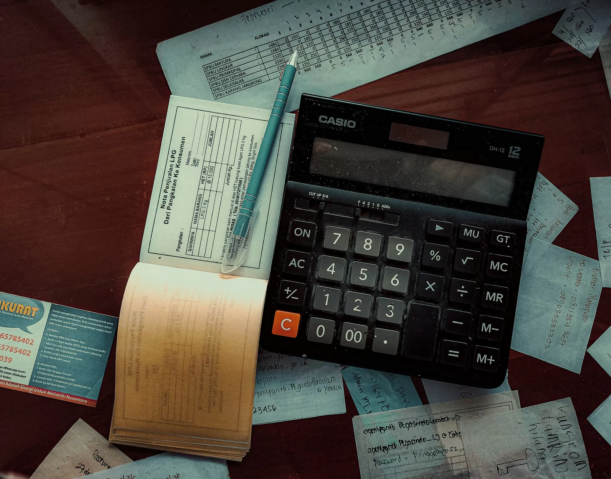 Calculadora sobre a mesa usada para somar o custo mensal das assinaturas de software