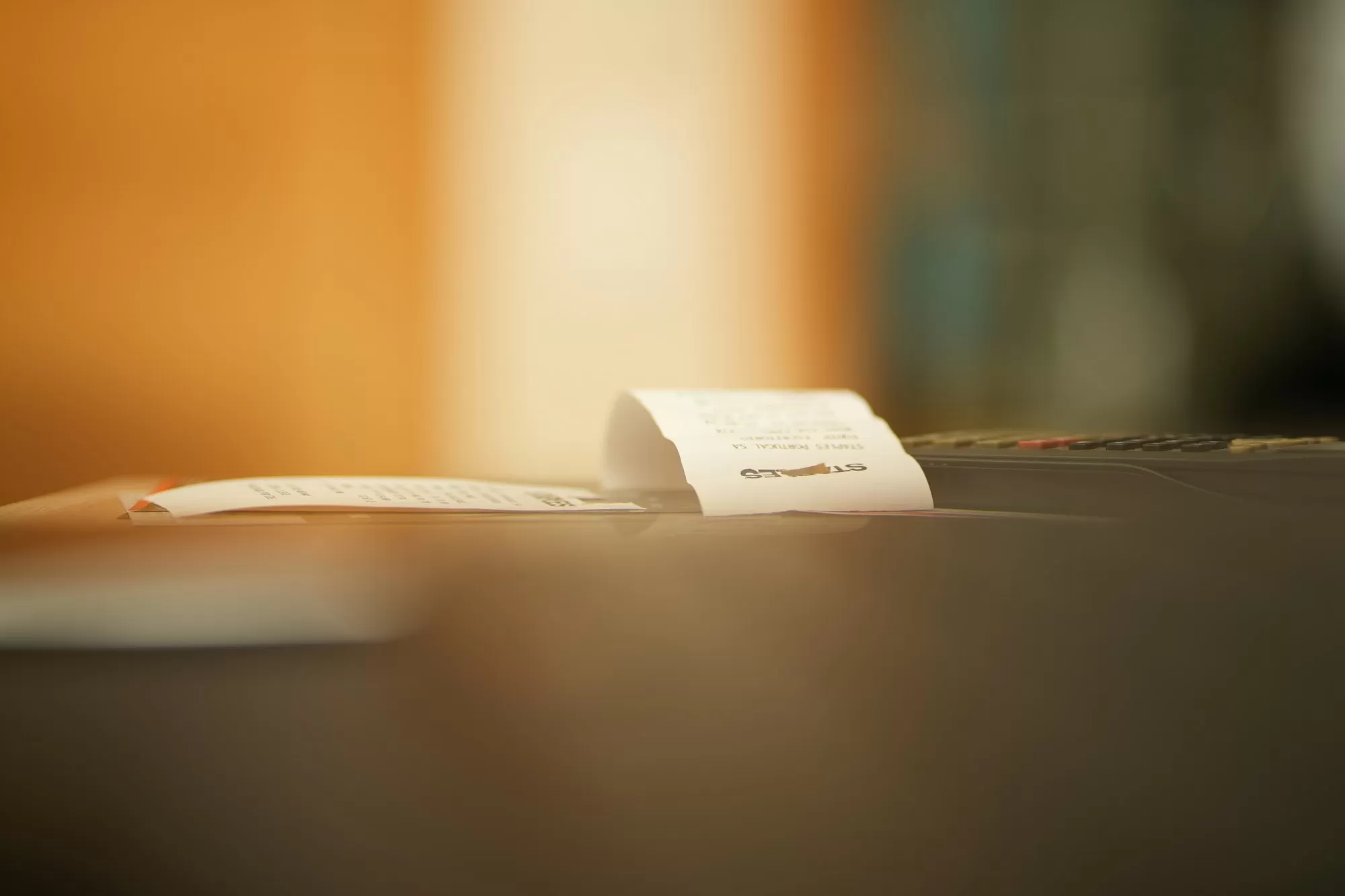 Documento sobre a mesa representando o diagnóstico de processos antes de automatizar